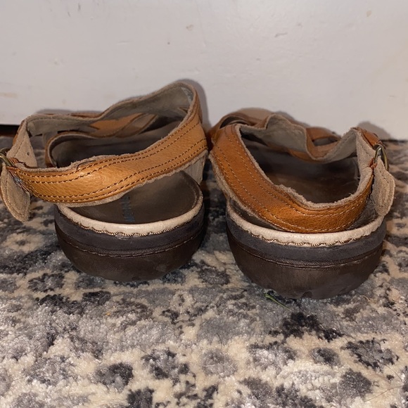 Merrell performance comfort sandals with flowers embroidered - Picture 5 of 7